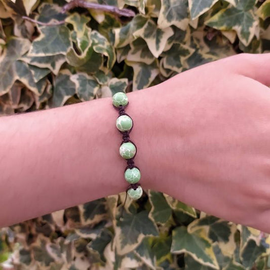 Pulseira com contas verdes.