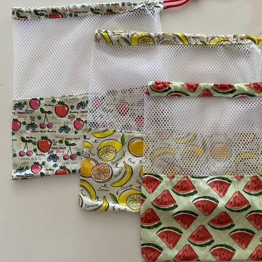 Conjunto de 3 sacas em rede e tecido com motivos de frutas.
