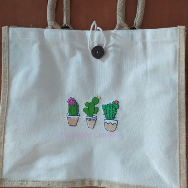 Saco de juta e algodão bordado com 3 vasos com catos.