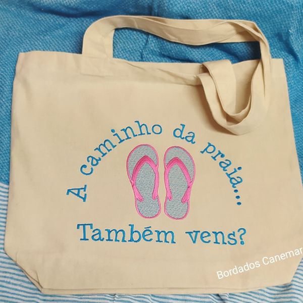 Saco com bordado "A caminho da praia...também vens?".