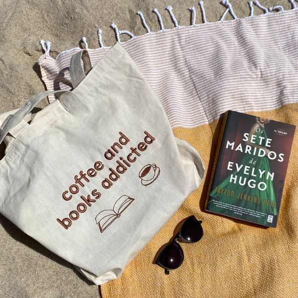 Saco com bordado "Coffee and books addicted".