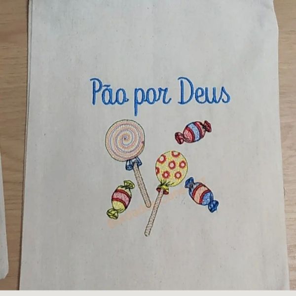 Sacos bordados para pedir o "Pão por Deus".