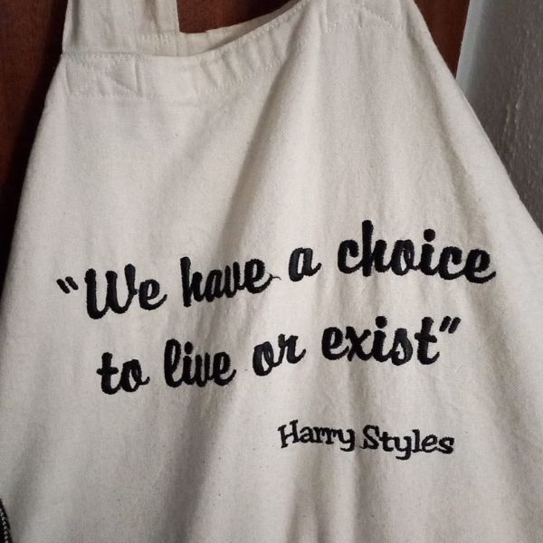 Saco bordado com frase do cantor "Harry Styles"-"We have a choice to live or exist".
