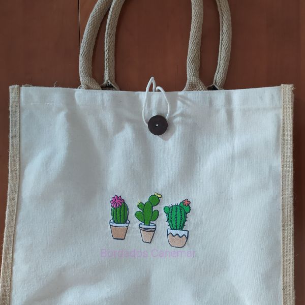 Saco de algodão e juta com 3 vasos com catos bordados.