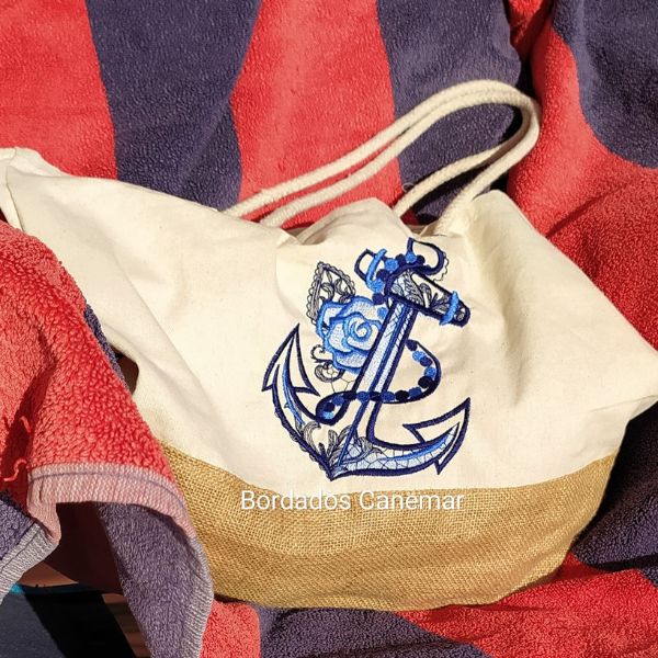 Saco de praia de algodão e juta com âncora bordada.