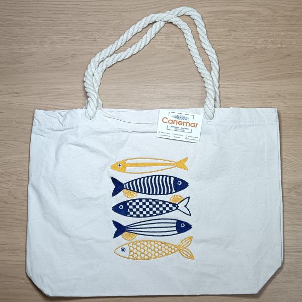 Saco com cinco sardinhas bordadas em azul e amarelo.