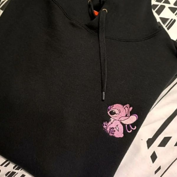 Sweatshirt preta bordada com Angel na zona do peito.