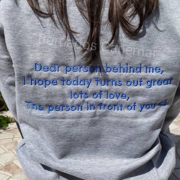 Sweatshirt cinza matizada com frase bordada na zona das costas "Dear person behind me, i hope today turns out great lots os love, the person in front of you<3".