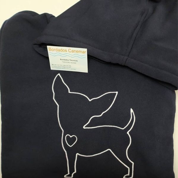 Sweatshirt preta com "Love Chihuahuas" bordado a branco.