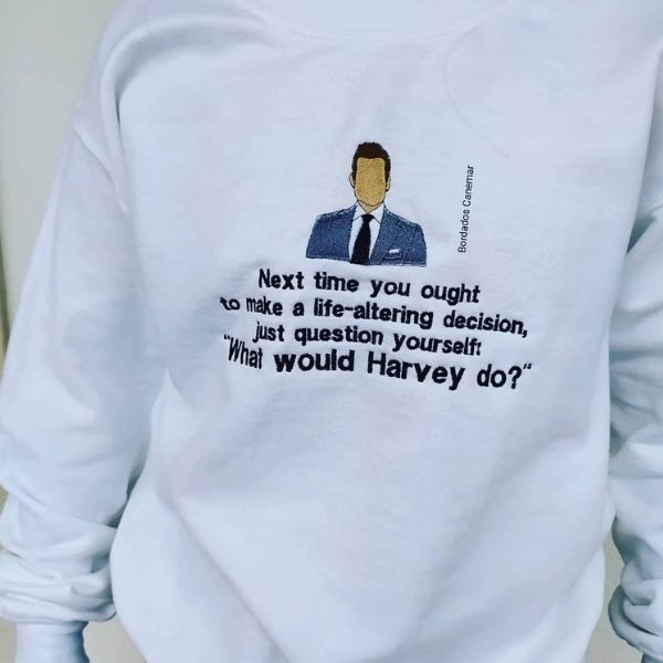 Sweatshirt branca com bordado "Suits" e frase.