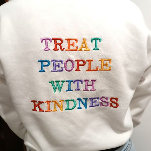 Sweatshirt branca bordada ás cores com titulo de música de Harry Styles "Treat people with kindness", na zona das costas.
