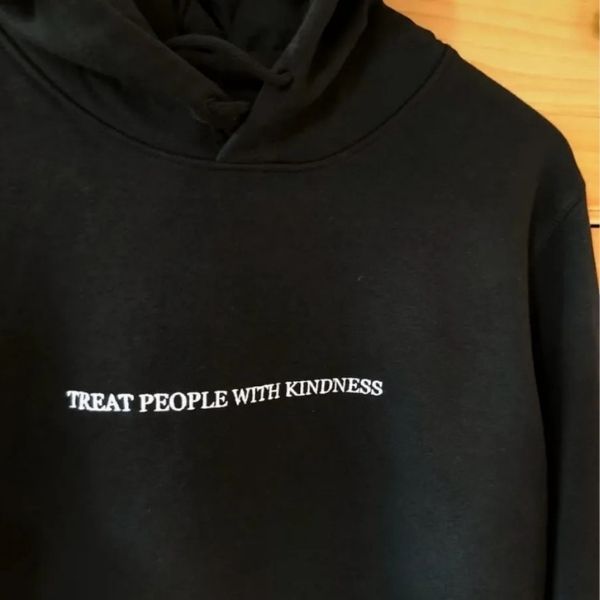 Sweatshirt preta com titulo de música de Harry Styles "Treat people with kindness".