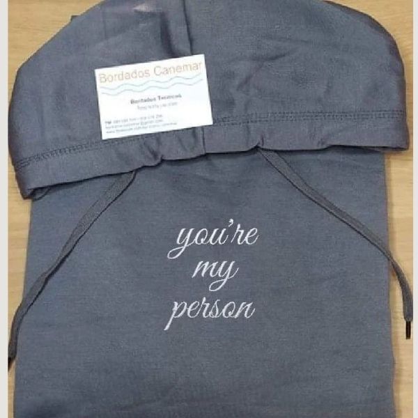 Sweatshirt preta com "You're my person" bordado a cinza prata.