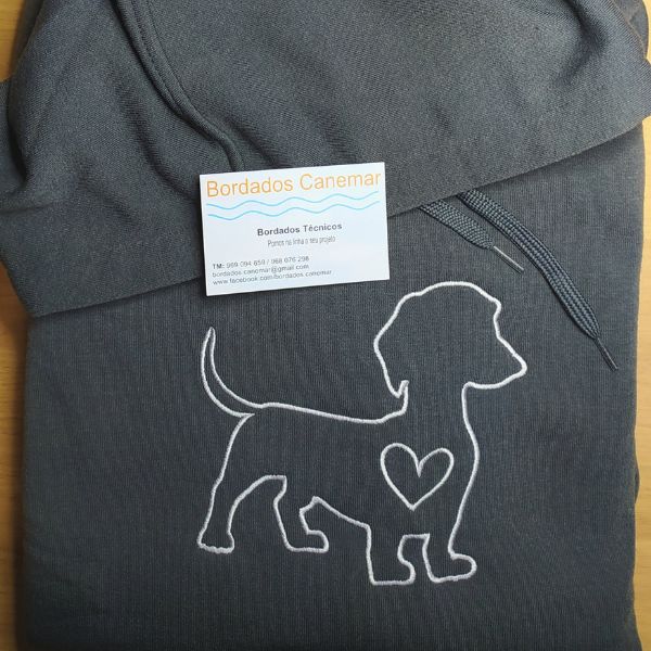 Sweatshirt preta com contorno de cão e coração bordados.