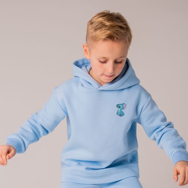 Sweatshirt criança azul clara com bordado "Stitch" na zona do peito.