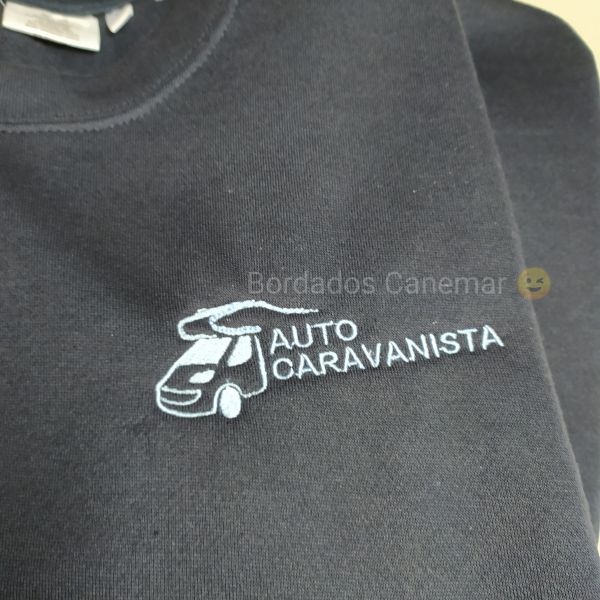 Sweatshirt sem capuz preta com bordado "Auto caravanista" na zona do peito.