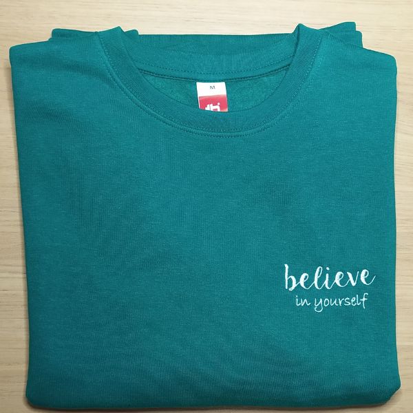 Sweatshirt verde com bordado na zona do peito "Believe in yourself".