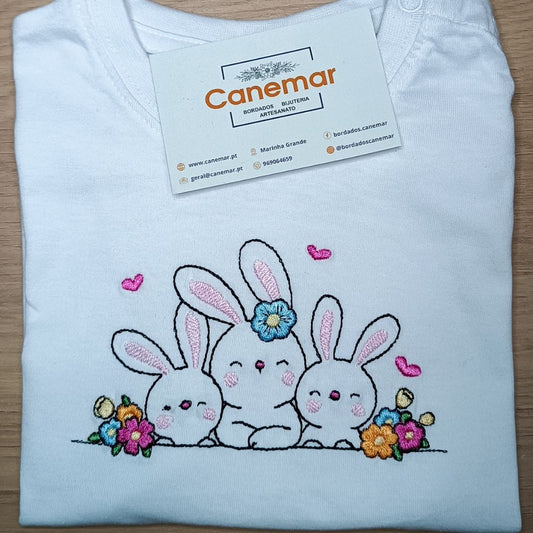 T-shirt infantil com família de coelhinhos bordada.