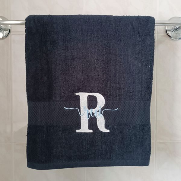 Toalha de banho personalizada com bordado de inicial R e nome Rui.