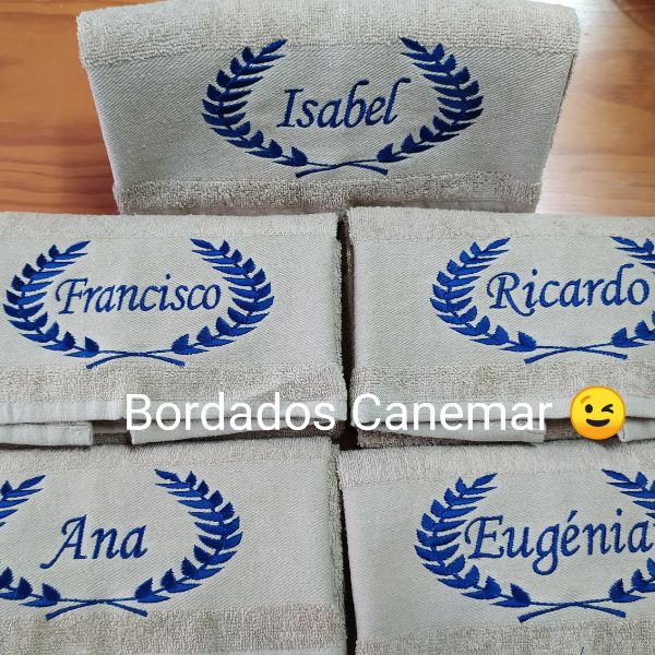 Toalhas de mão personalizadas com coroa de folhas e nome bordados.