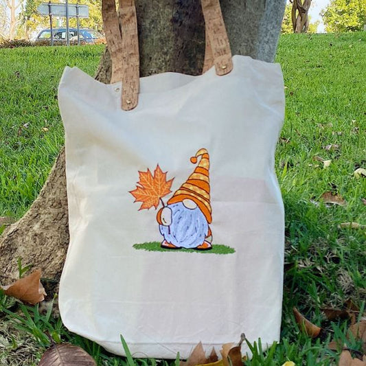 TOTE BAG COM BORDADO "GNOMO NO OUTONO"