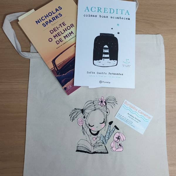 Tote bag com bordado "Menina a ler".
