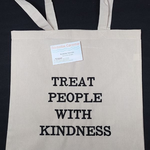 Tote bag bordado com titulo de música do cantor Harry Styles "Treat people with kindness".