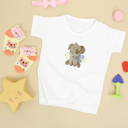 T-shirt para criança branca com bordado "Cãozinho"