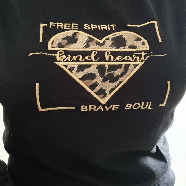T-shirt preta com aplicação e bordado "Free spirit".