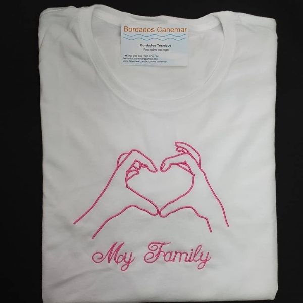 T-shirt branca com bordado "My Family" em rosa choque.