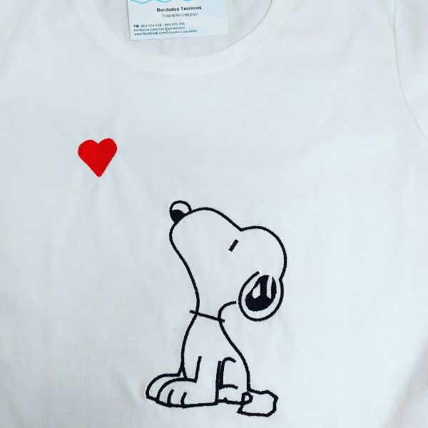 T-shirt branca bordada com "Snoopy".