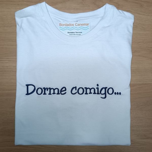 T-shirt branca com bordado "Dorme comigo...", a azul marinho.