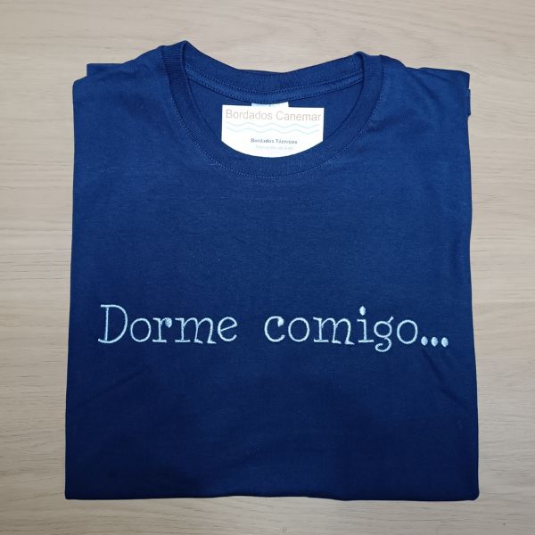 T-shirt azul real com bordado "Dorme comigo...".