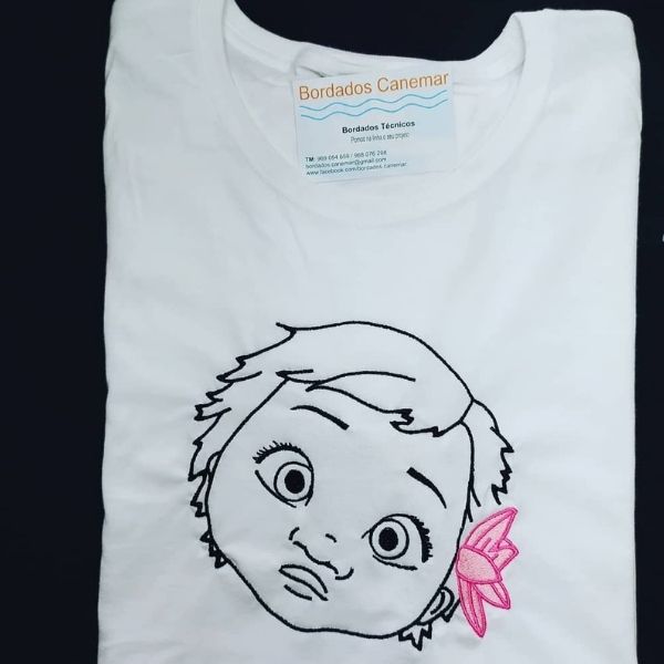 T-shirt branca com bordado "Moana".