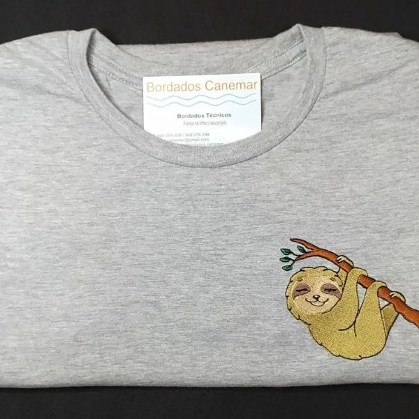 T-shirt cinza matizado com bordado "Preguiça".