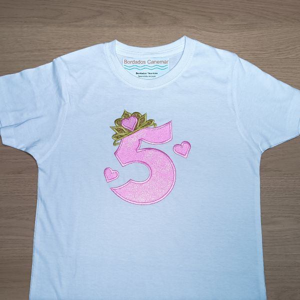 T-shirt criança branca com bordado aniversário 5 anos.