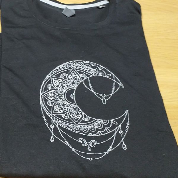 T-shirt preta com bordado "Mandala Lua".