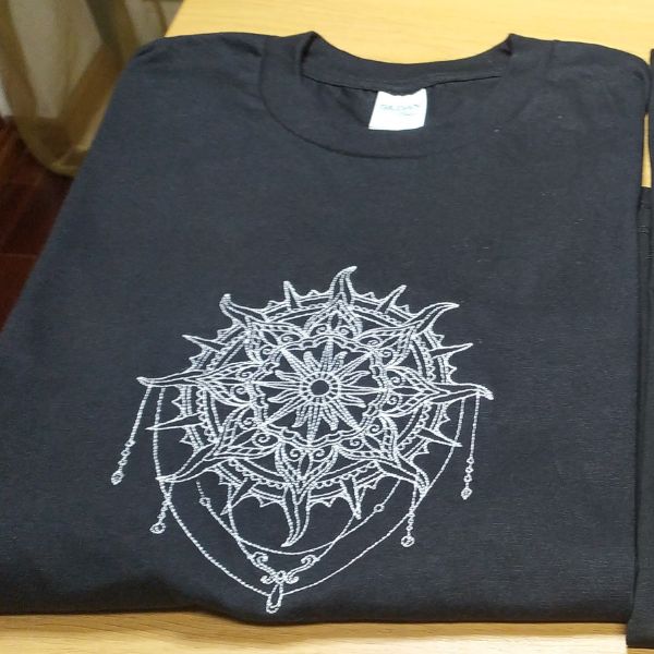 T-shirt preta com bordado "Mandala- Sol" a branco.