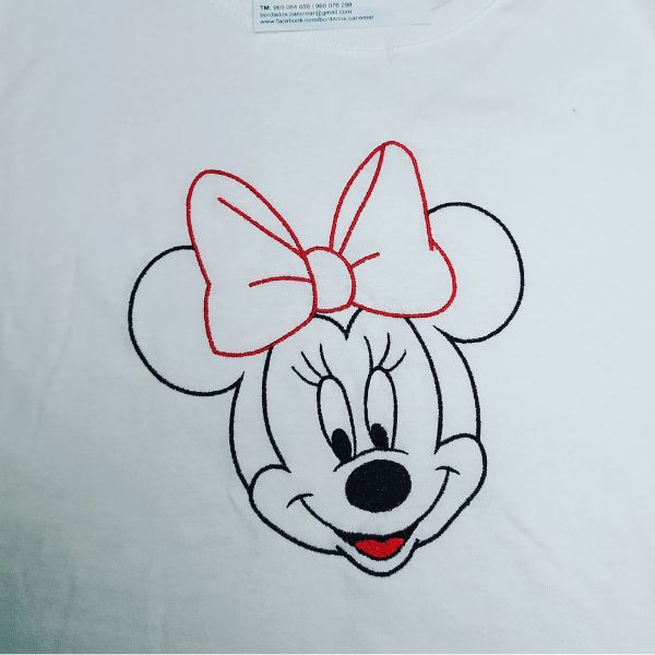 Pormenor de bordado "Minnie" em t-shirt.