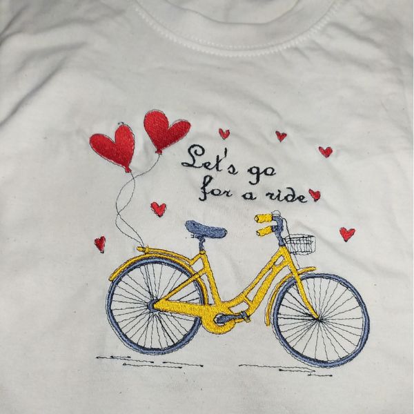 T-shirt branca bordada com bicicleta "Let's go for a ride".