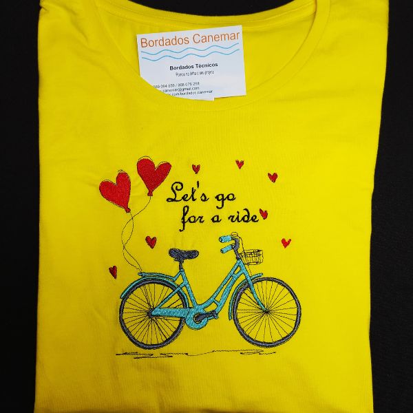 T-shirt amarela com bordado "Let´s go for a ride".
