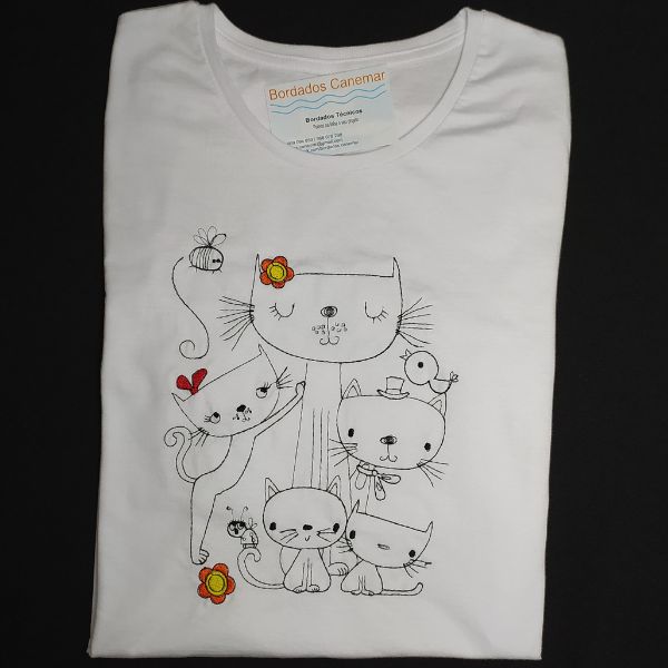 T-shirt branca bordada com família de gatos.