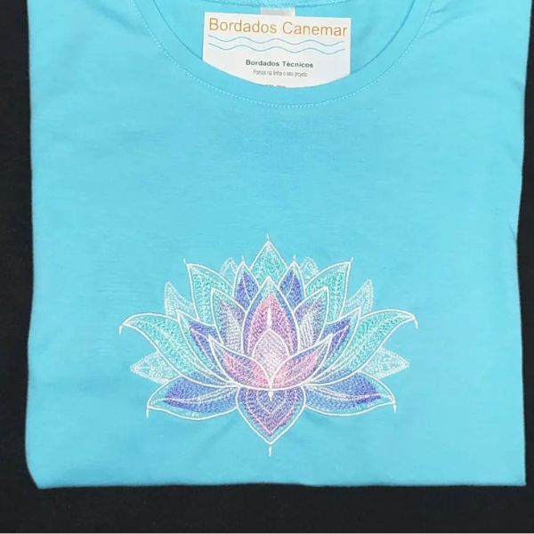T-shirt bordada com "Flor de Lótus".