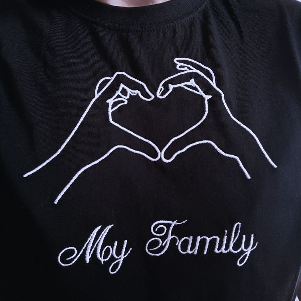 T-shirt preta com bordado "My Family" a branco.
