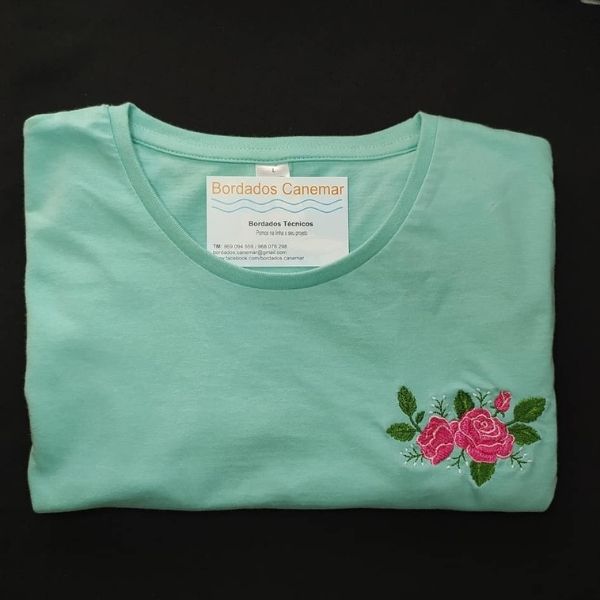 T-shirt com bordado de rosas na zona do peito.