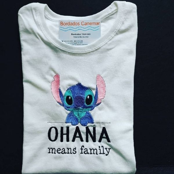 T-shirt branca com bordado "Ohana means family".