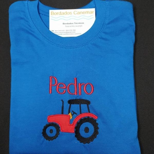 T-shirt azul real com trator aplicado e nome bordado (Pedro).