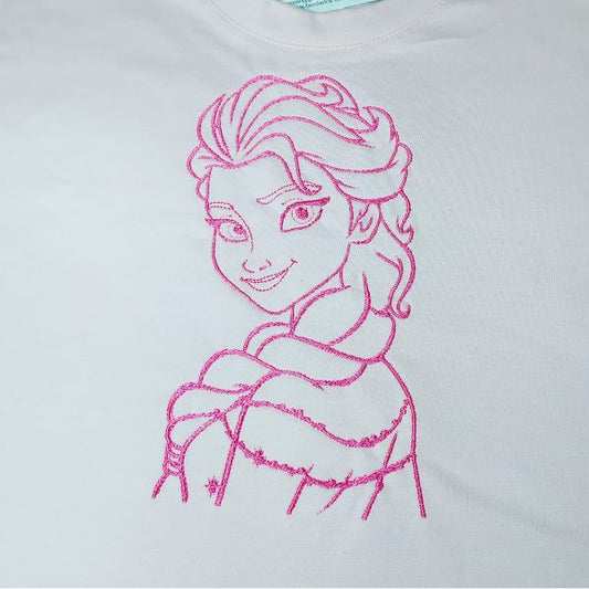 T-shirt de criança com bordado da personagem Ana, do filme Frozen (só contorno).