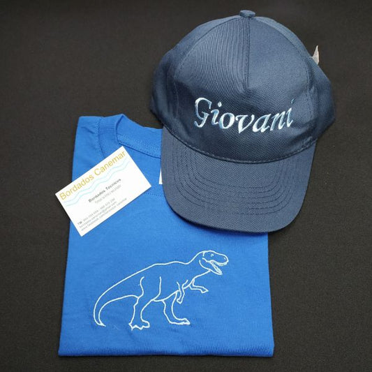 T-shirt de criança com o contorno de um dinossauro bordado.