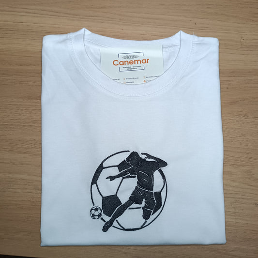 T-shirt criança com bordado futebolista.